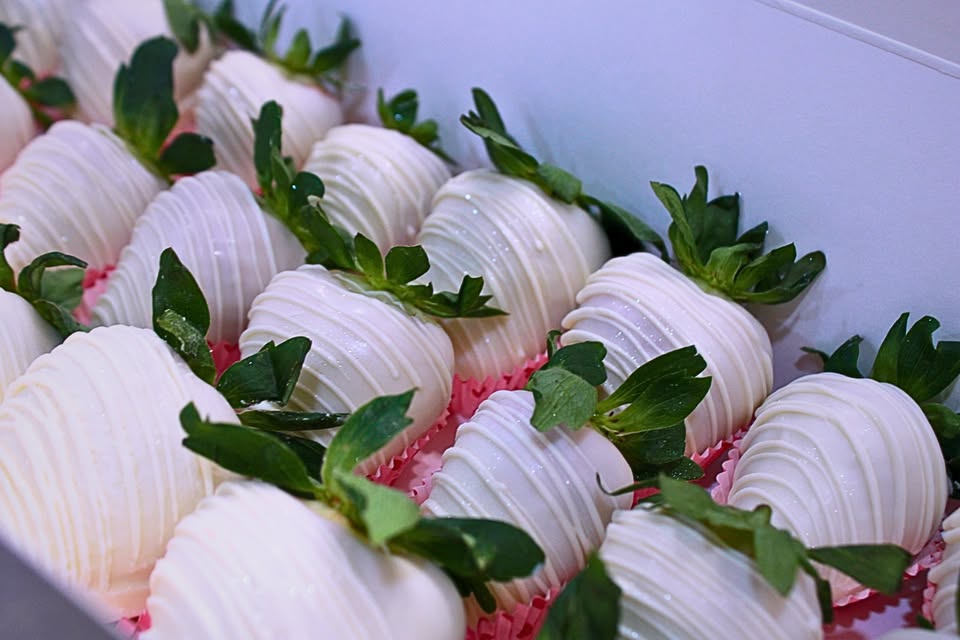 White chocolate strawberries in pink box